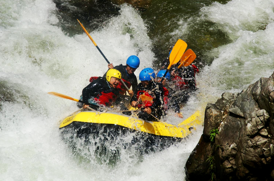 ジギーズアドベンチャージャパンによるみなかみ（水上）ラフティング、迫力ある急流を下るスリル満点の体験。, Minakami rafting with Ziggies Adventure Japan, group navigating powerful white water rapids on an exciting river tour.