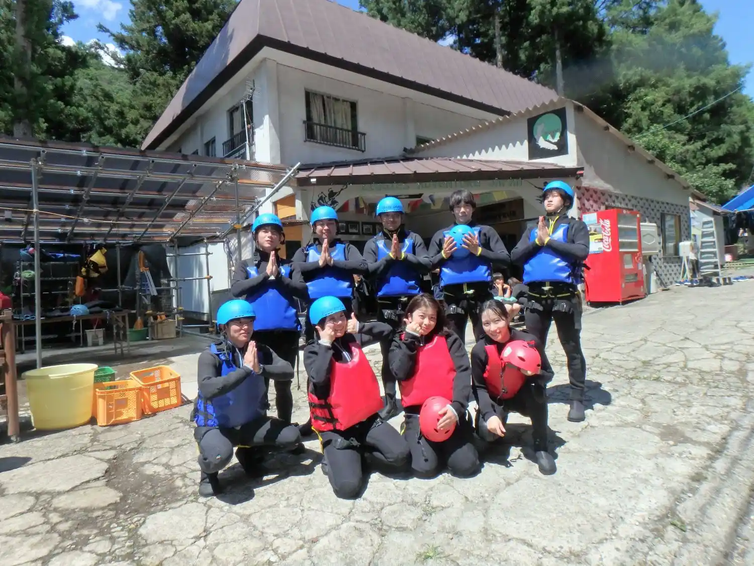 (水上)みなかみキャニオニンググループが完全な安全装備でスリル満点のみなかみフォックスキャニオニングアドベンチャー開始前にベースキャンプで準備完了,Minakami canyoning group ready at base camp before starting thrilling minakami fox canyoning adventure with complete safety gear.