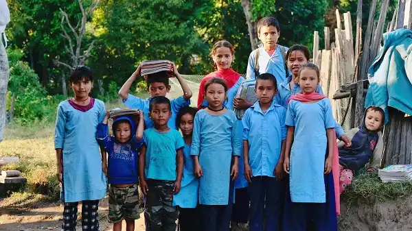 ネパールの子どもたちの学生服姿